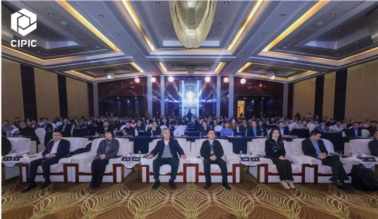 第四届人工智能与产业链创新高层论坛暨2025宁波智能产品创新大赛圆满落幕(图1)