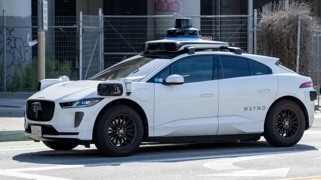 Waymo的自动驾驶出租车因违规超车停靠校车而接受调查(图1) Waymo的自动驾驶出租车因违规超车停靠校车而接受调查(图1)