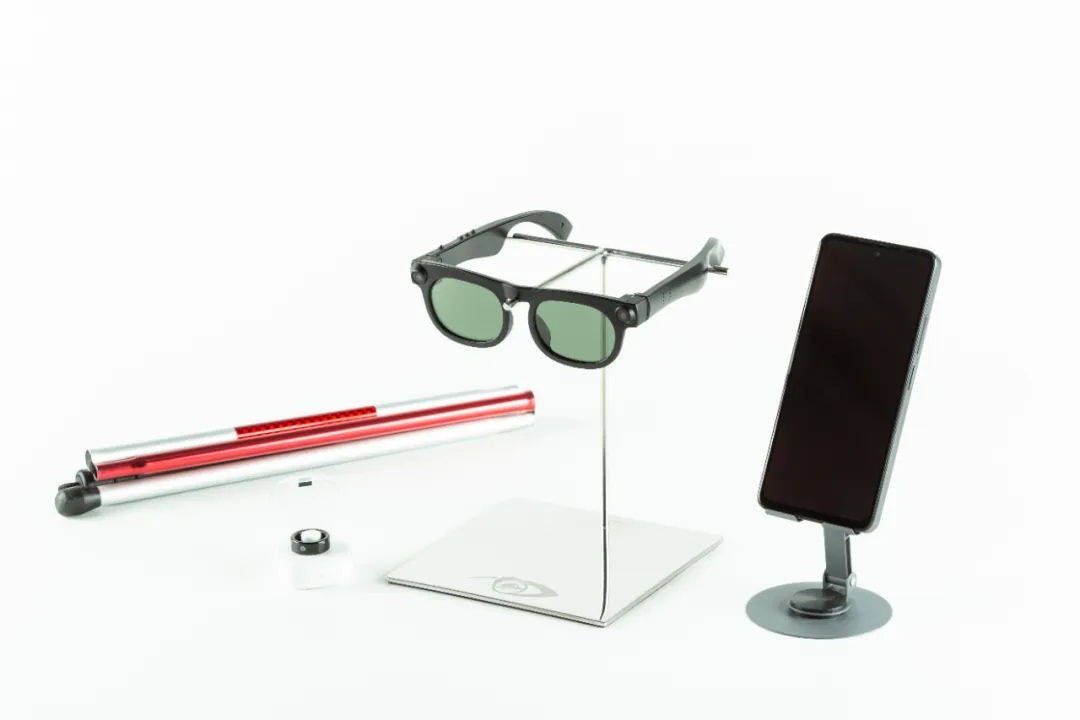 a74ccb20j00t6q81g005yd000u000k0m 国内首款 AI 助盲眼镜登场,支持出行避障、找物读物