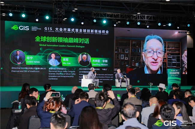 一场关于AI普惠的跨洋对话,云天励飞陈宁对谈AI教父Hinton(图1) 一场关于AI普惠的跨洋对话,云天励飞陈宁对谈AI教父Hinton(图1)