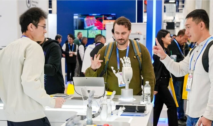 CES 2026 机器人板块聚焦具身智能,国产灵巧手 ZWHAND 技术突破成焦点(图3) CES 2026 机器人板块聚焦具身智能,国产灵巧手 ZWHAND 技术突破成焦点(图3)