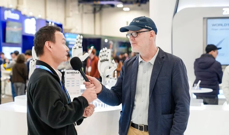 CES 2026 机器人板块聚焦具身智能,国产灵巧手 ZWHAND 技术突破成焦点(图4) CES 2026 机器人板块聚焦具身智能,国产灵巧手 ZWHAND 技术突破成焦点(图4)