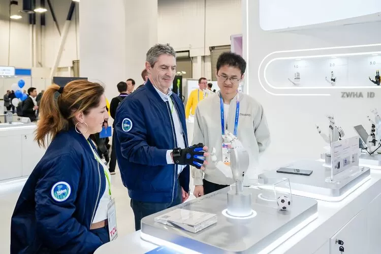 CES 2026 机器人板块聚焦具身智能,国产灵巧手 ZWHAND 技术突破成焦点(图5) CES 2026 机器人板块聚焦具身智能,国产灵巧手 ZWHAND 技术突破成焦点(图5)