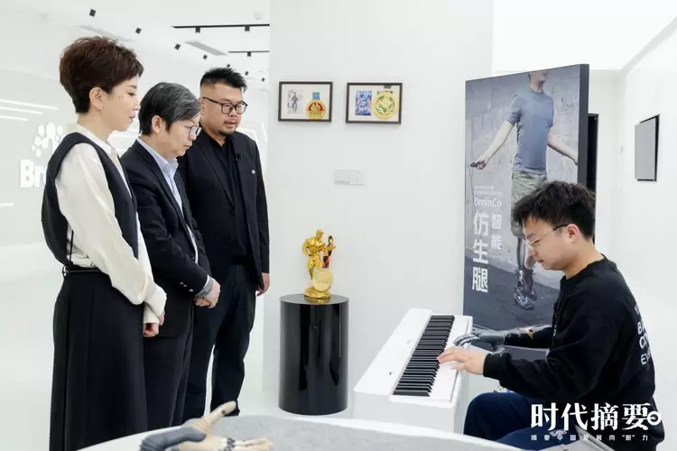 《时代摘要》对话强脑科技韩璧丞：脑机接口产业迎来“奇点时刻”(图1)