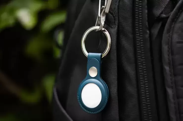 据报道苹果正在研发一款搭载摄像头与麦克风的AI穿戴式徽章(图1)