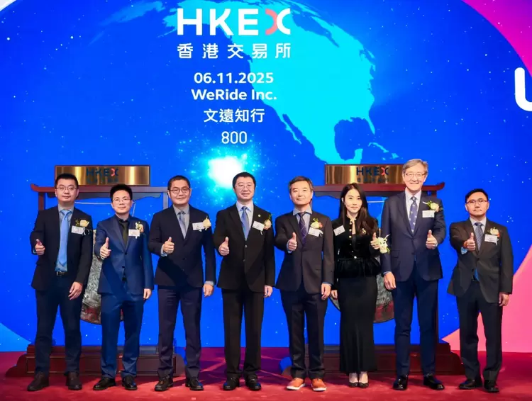 实力收官2025！文远知行双市上市+62项大奖，交出自动驾驶行业亮眼答卷(图1)