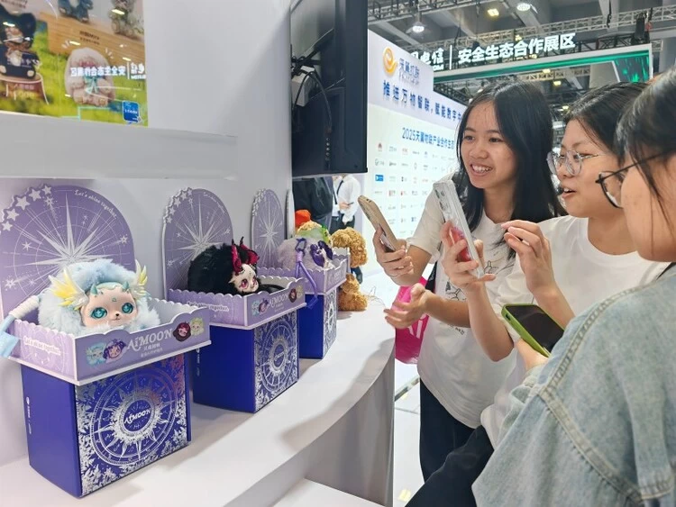 灵犀智能亮相中国电信2025数智科技生态大会(图3) 灵犀智能亮相中国电信2025数智科技生态大会(图3)