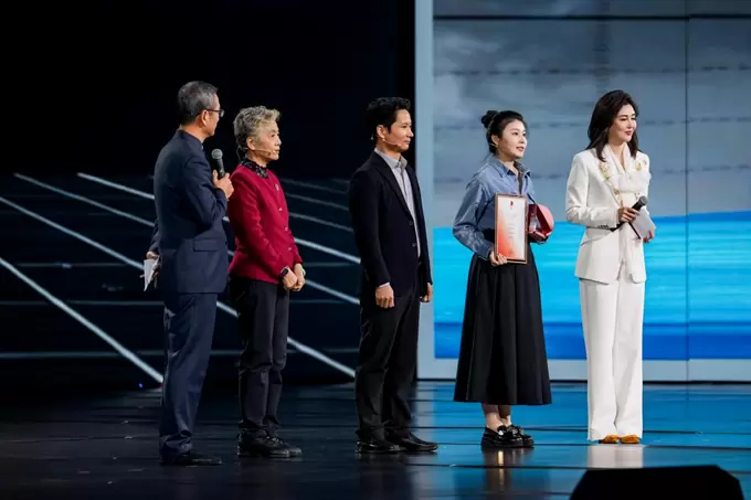 斩获国际设计大赛最高荣誉!鸿合科技以AI+3D核心技术引领教学变革(图2) 斩获国际设计大赛最高荣誉!鸿合科技以AI+3D核心技术引领教学变革(图2)