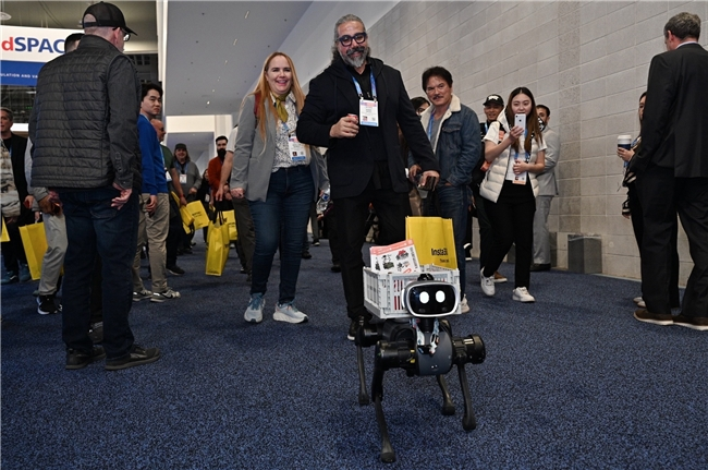 CES 2026 爆火出圈,Vbot超能机器狗开启全球消费级具身智能时代(图3) CES 2026 爆火出圈,Vbot超能机器狗开启全球消费级具身智能时代(图3)