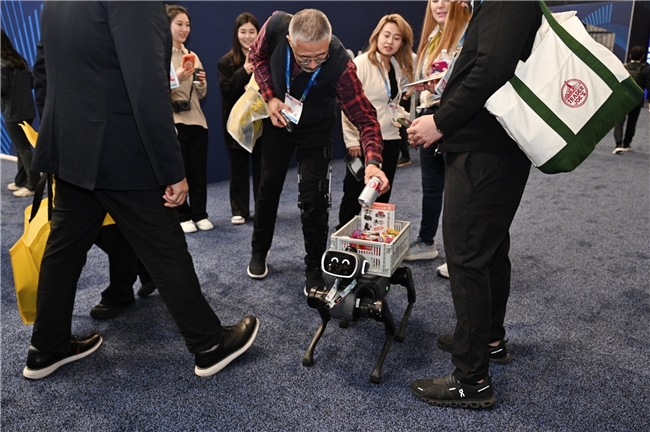 CES 2026 爆火出圈,Vbot超能机器狗开启全球消费级具身智能时代(图4) CES 2026 爆火出圈,Vbot超能机器狗开启全球消费级具身智能时代(图4)
