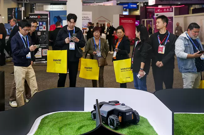 CES 2026：石头科技携手皇家马德里，全球首款能扫楼梯的扫地机器人亮相(图5)