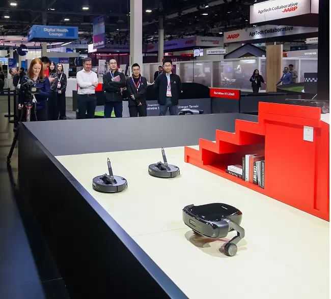 CES 2026：石头科技携手皇家马德里，全球首款能扫楼梯的扫地机器人亮相(图3)