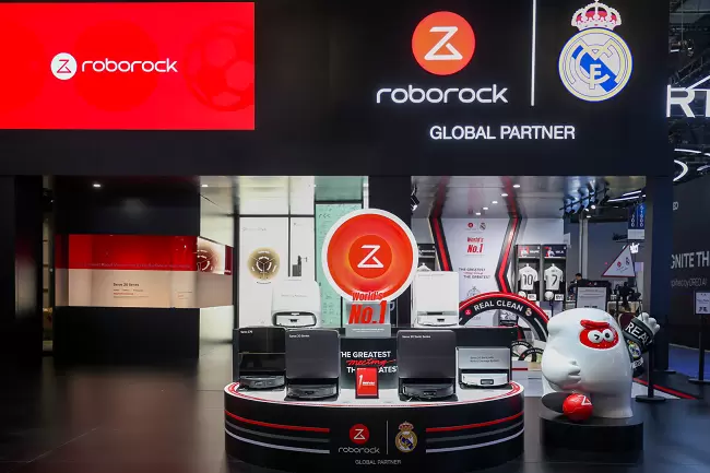 CES 2026：石头科技携手皇家马德里，全球首款能扫楼梯的扫地机器人亮相(图4)