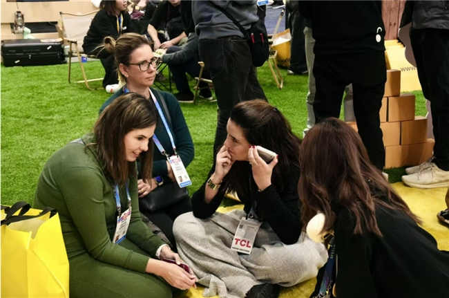 灵宇宙携家庭AI伙伴“小方机”惊艳CES 2026,引领北美阿尔法世代成长新范式(图1) 灵宇宙携家庭AI伙伴“小方机”惊艳CES 2026,引领北美阿尔法世代成长新范式(图1)