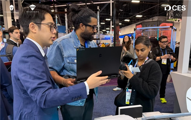 1.58kg机身+160W双满血释放!新一代“轻型”游戏本雷神ZERO Air亮相CES2026(图2) 1.58kg机身+160W双满血释放!新一代“轻型”游戏本雷神ZERO Air亮相CES2026(图2)