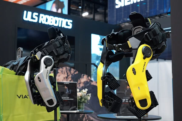 CES2026创新奖得主:傲鲨 VIATRIX海外首次亮相,引领外骨骼机器人走向日常(图2) CES2026创新奖得主:傲鲨 VIATRIX海外首次亮相,引领外骨骼机器人走向日常(图2)