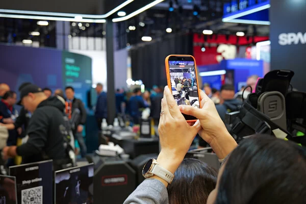 CES2026创新奖得主:傲鲨 VIATRIX海外首次亮相,引领外骨骼机器人走向日常(图1) CES2026创新奖得主:傲鲨 VIATRIX海外首次亮相,引领外骨骼机器人走向日常(图1)