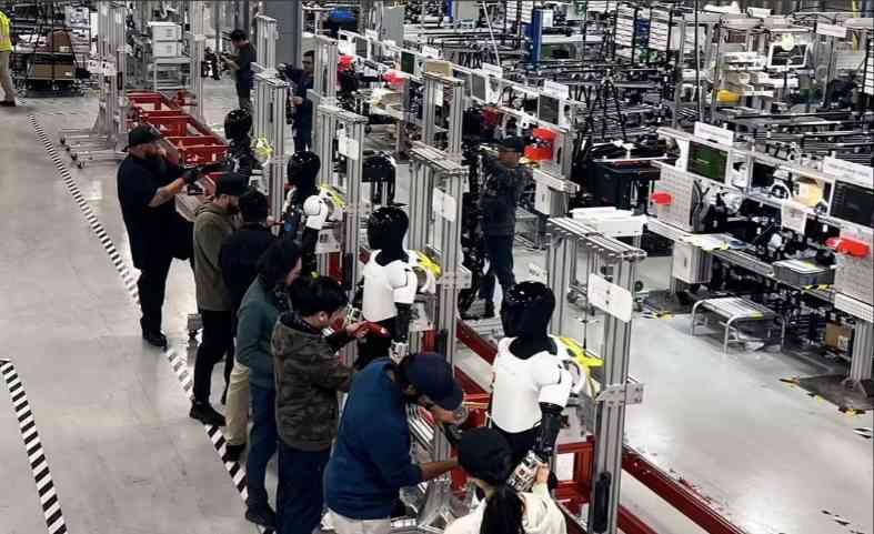 特斯拉 Optimus 人形机器人试生产线亮相，马斯克称年底数千台将入驻工厂