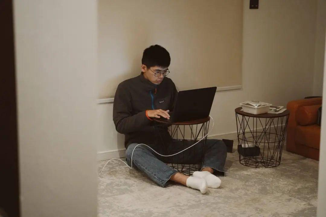 b335c56bj00sx1zsf001fd000u000k0m 前月之暗面海外产品创始人:做 AI 代码社区是为了激发用户创作欲