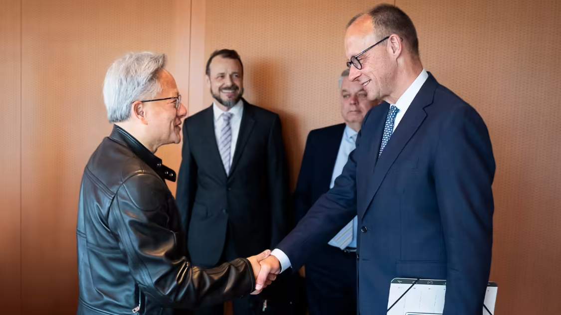 f83feeb5j00t4tlx200mld000v900hkp 10 亿欧元部署 1 万块 GPU:黄仁勋被曝下月亲临柏林,将宣布欧洲 AI 算力枢纽项目