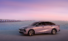 十万买纯电家轿？闭眼抄荣威D6真实520km+央视安全认证(图2)