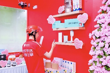 以爱之名关怀一线劳动者 京东家电家居爱心鹊桥站台落地北京亦庄(图4)