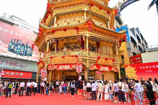 七夕“浪漫经济”带动实体店销售，黄金珠宝、服饰美妆等抖音团购销售额增长超2倍(图2)