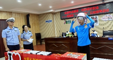 广州花都警企协联动 九号公司助力“一盔一带”，守护外卖骑手安全骑行(图2)