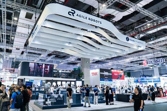 展会现场 | 思灵机器人（Agile Robots）亮相第二十五届工博会，等您聊技术，对方案！(图1)