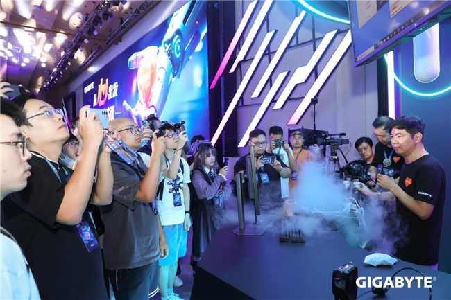 7.3GHz新纪录！HiCookie再创9800X3D+技嘉X870主板超频战绩(图1)