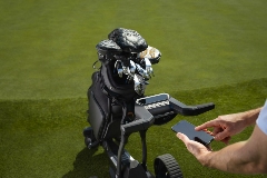 NAVEE助力成都高协联盟赛，智能球包车捐赠拍卖赋能青少年公益(图2)