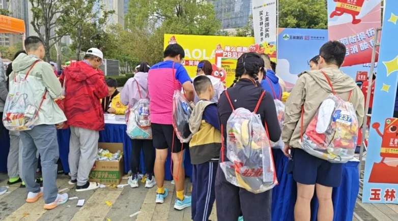 辣味燃湘江之约 | 笑辣辣与3.5万长沙马拉松跑者共赴热辣(图7)