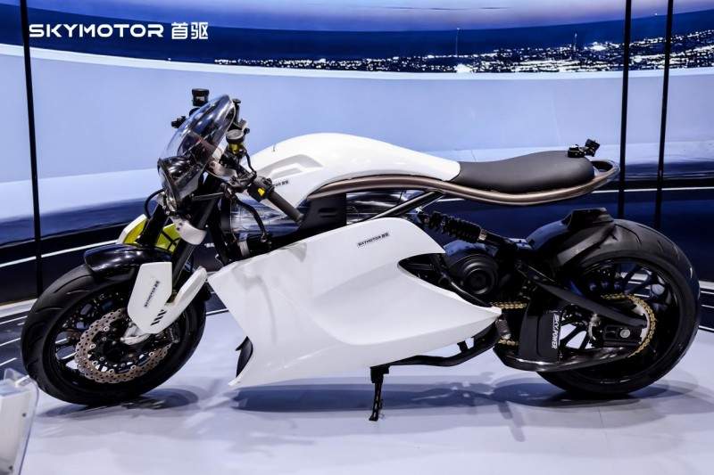 刷新国内纪录！首驱超高速电摩F3赛道狂飙155km/h，剑指F1国际舞台(图2)