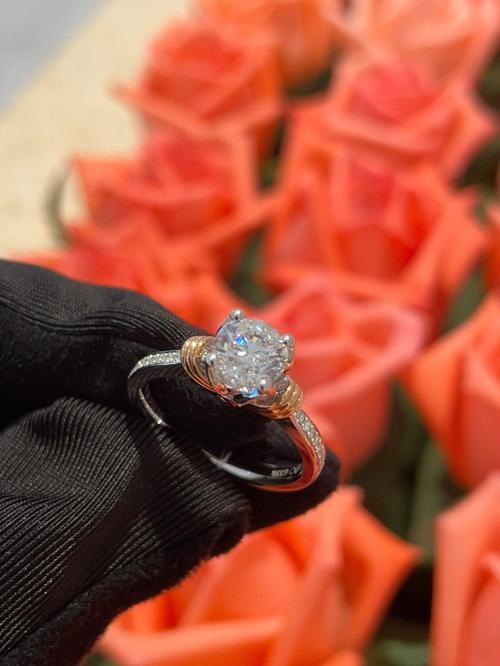 告别天价刻板印象！小克重天然钻石成职场人日常轻奢新选择(图3)