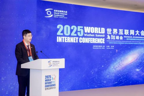 易鑫亮相2025乌镇峰会，CTO贾志峰深度解读汽车金融首个Agentic大模型(图1)