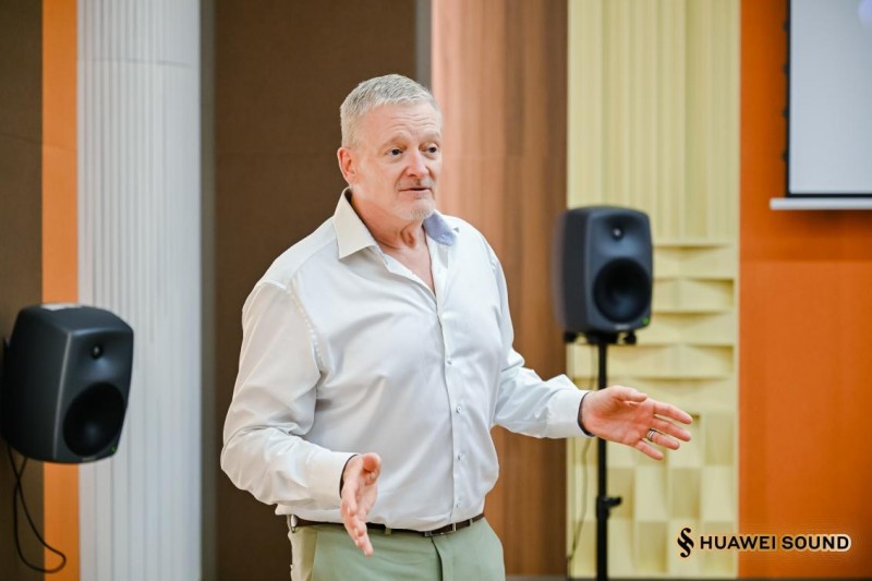 一场“非凡”深度对话，HUAWEI SOUND车载音响技术品鉴会揭秘尊界S800音响诞生(图2)