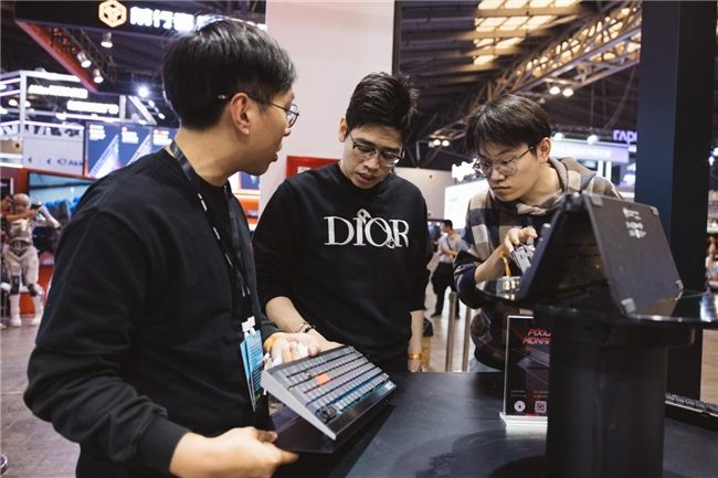 WePlay2025精彩落幕 CHERRY樱桃创新外设彰显行业新势能(图3)