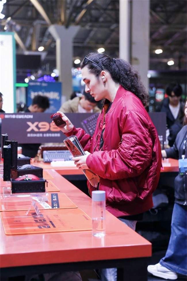 前行者上海WePlay & ZFX展会圆满落幕，“国风科技”外设引爆线下体验热潮(图3)