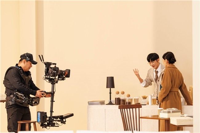 佳能携手胡可直播间 以“明星感”视听语言探索高端直播新标准(图7)