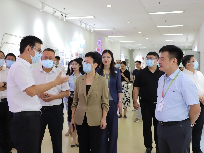 滨江区委书记章登峰,富阳区委书记吴玉凤莅临朗迅科技调研(图4) 滨江区委书记章登峰,富阳区委书记吴玉凤莅临朗迅科技调研(图4)