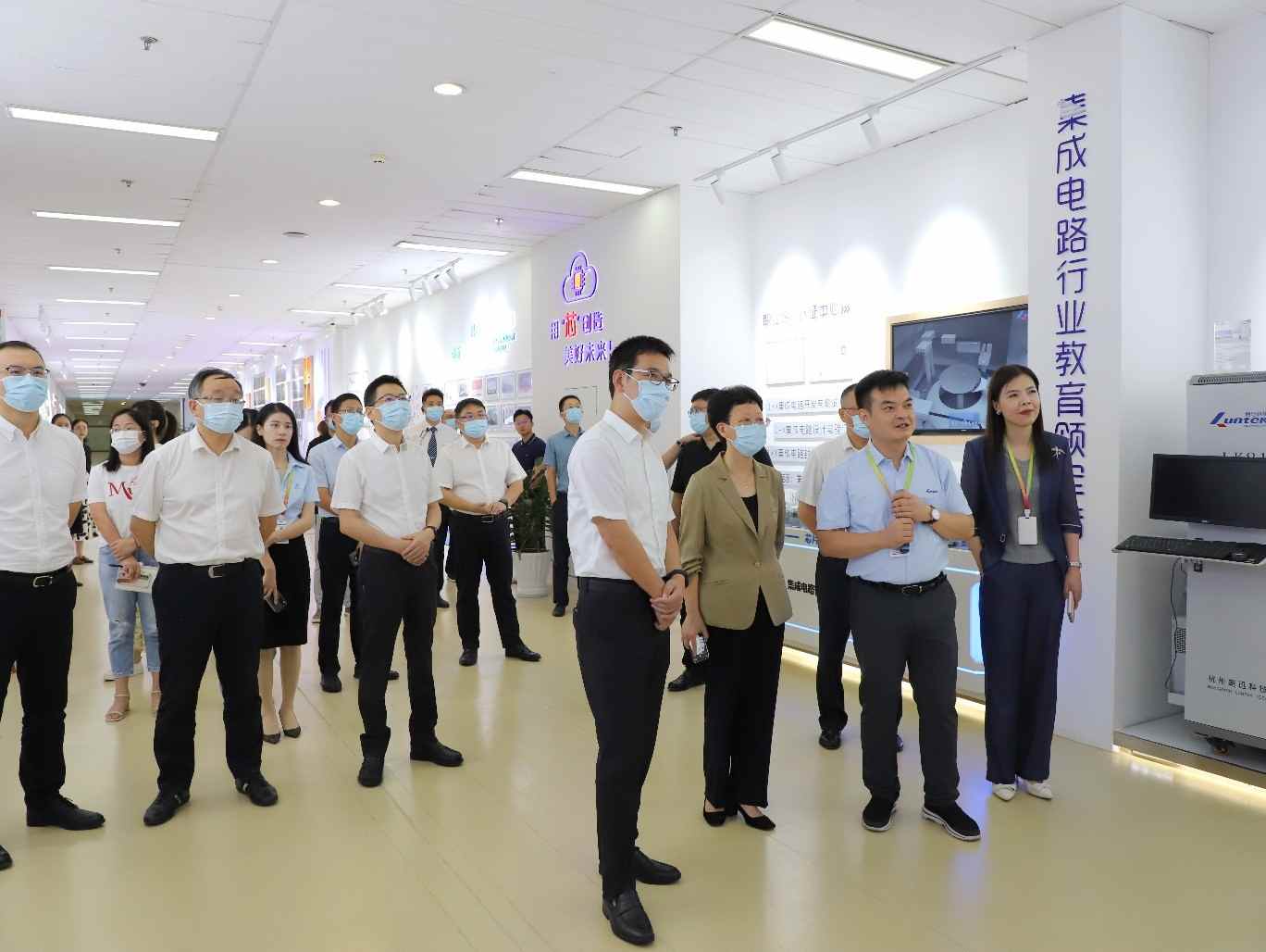 滨江区委书记章登峰,富阳区委书记吴玉凤莅临朗迅科技调研(图1) 滨江区委书记章登峰,富阳区委书记吴玉凤莅临朗迅科技调研(图1)