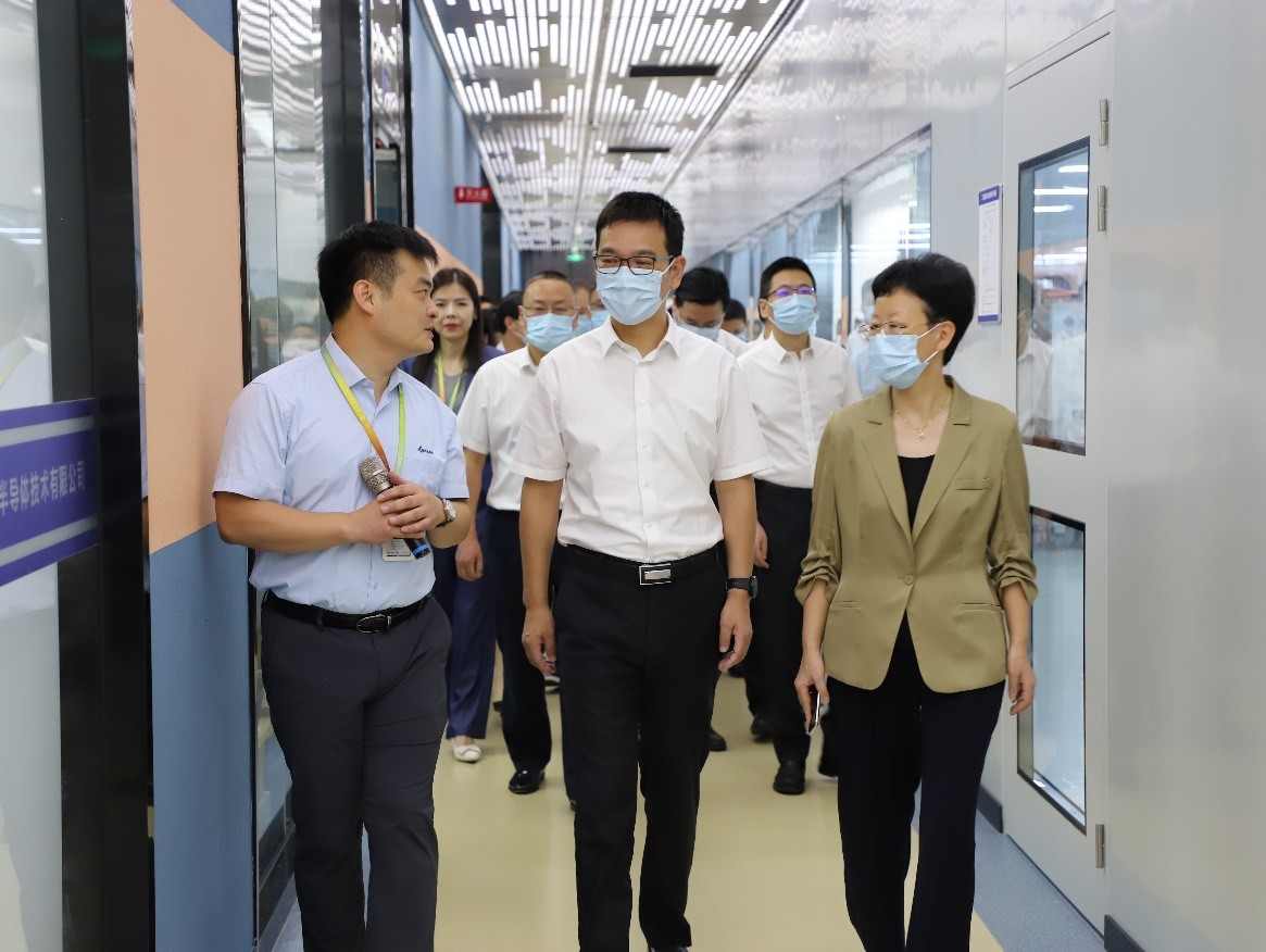 滨江区委书记章登峰,富阳区委书记吴玉凤莅临朗迅科技调研(图2) 滨江区委书记章登峰,富阳区委书记吴玉凤莅临朗迅科技调研(图2)