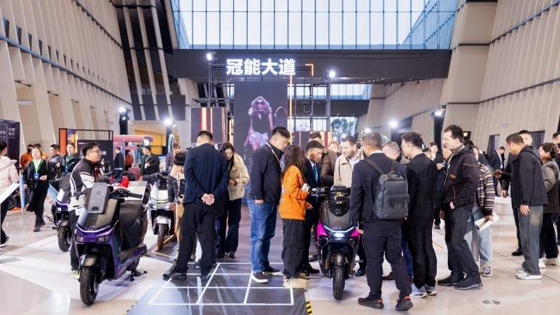 Z世代“收割机”！新国标洗牌期，雅迪凭啥让年轻人持续“上头”？(图3)