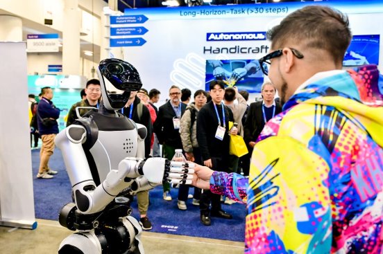CES 2026｜星动纪元携人形机器人家族亮相，展现中国具身力量(图1)