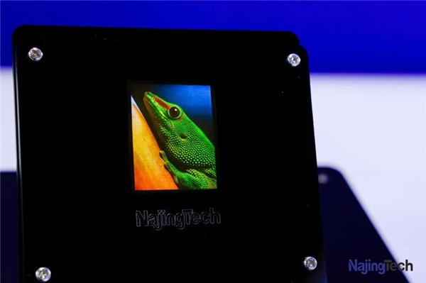 纳晶科技全球首发300PPi喷墨打印AM-QLED样机(图2)