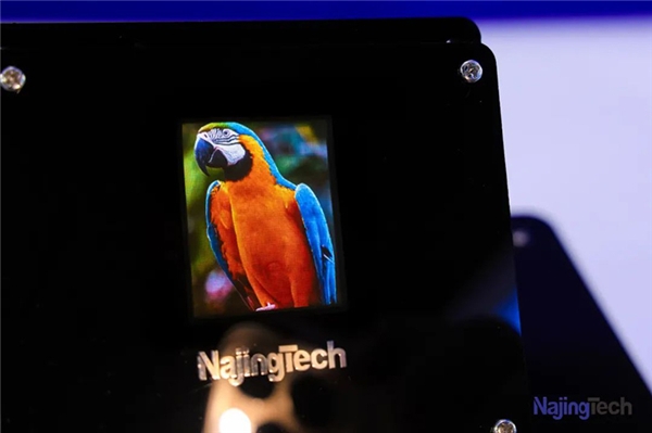 纳晶科技全球首发300PPi喷墨打印AM-QLED样机(图1)