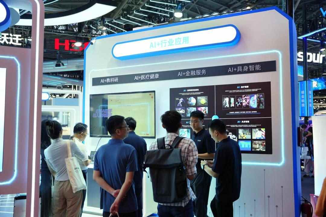WAIC 2025超擎数智圆满收官!AI全栈火爆出圈,加速AI应用变革新引擎(图8) WAIC 2025超擎数智圆满收官!AI全栈火爆出圈,加速AI应用变革新引擎(图8)